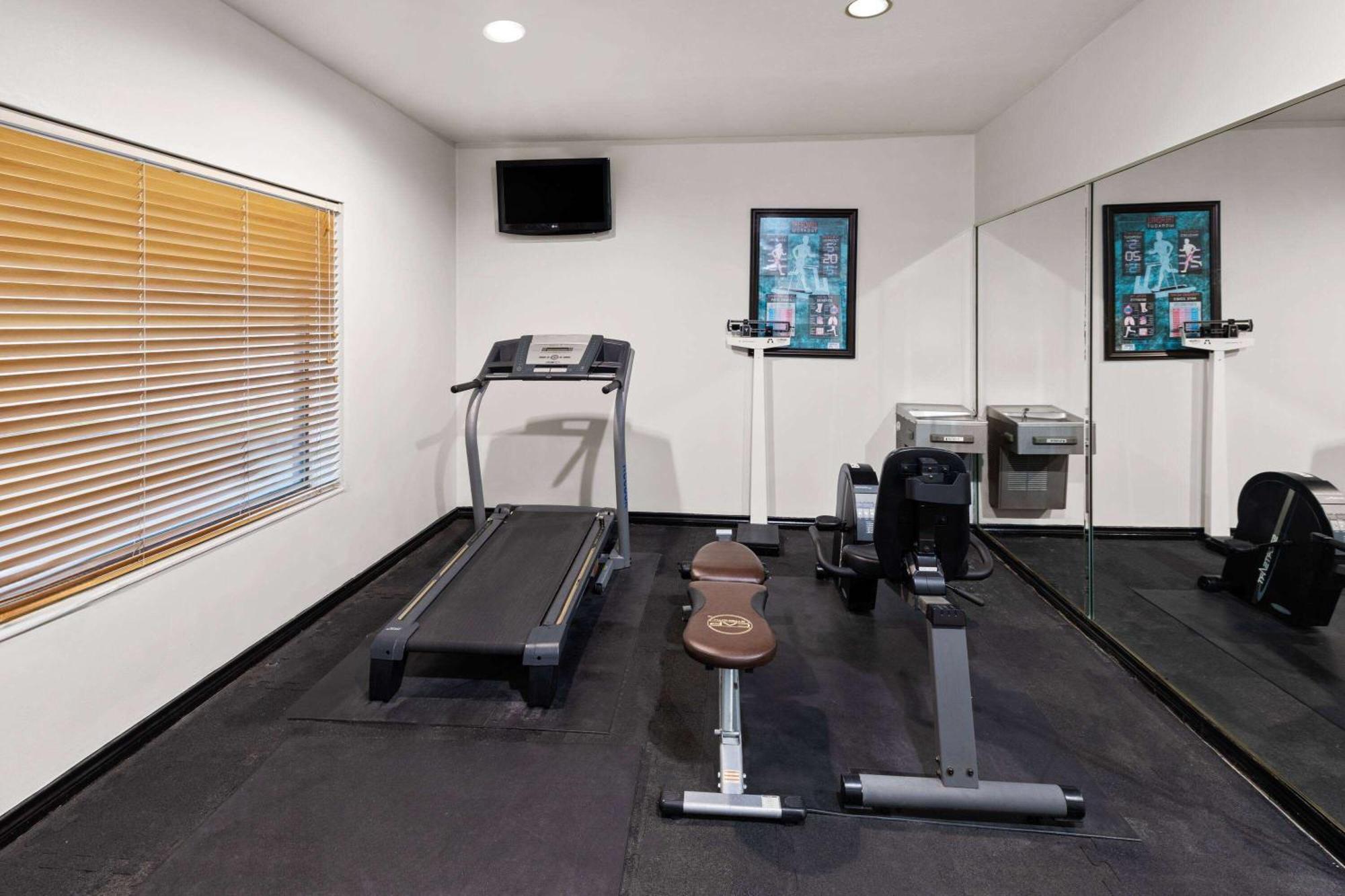 Baymont By Wyndham Houston Brookhollow Extérieur photo