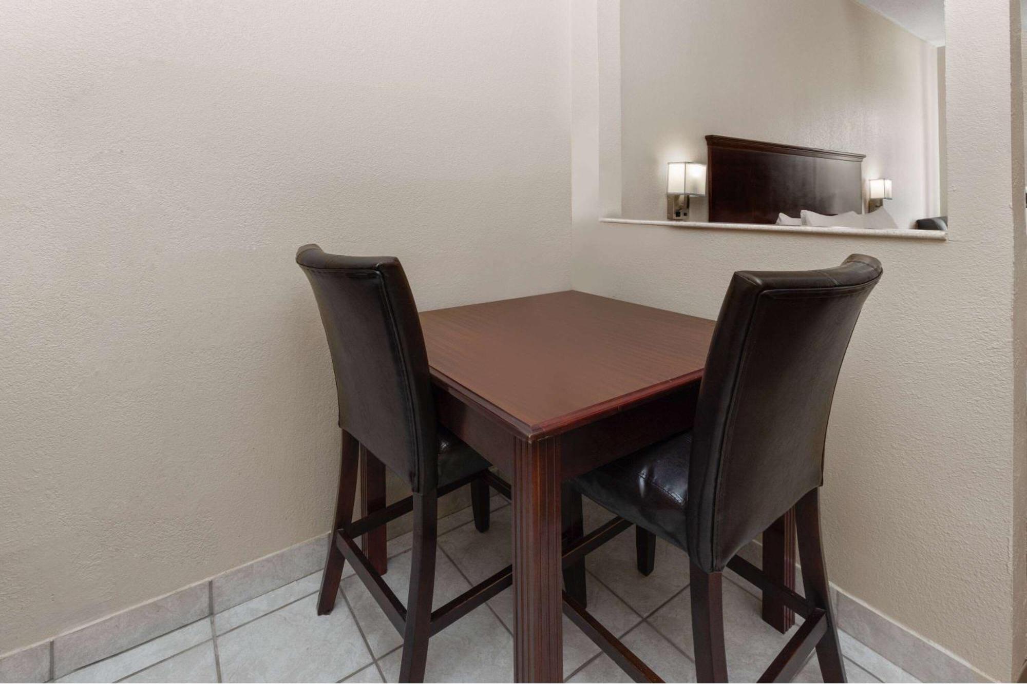 Baymont By Wyndham Houston Brookhollow Extérieur photo