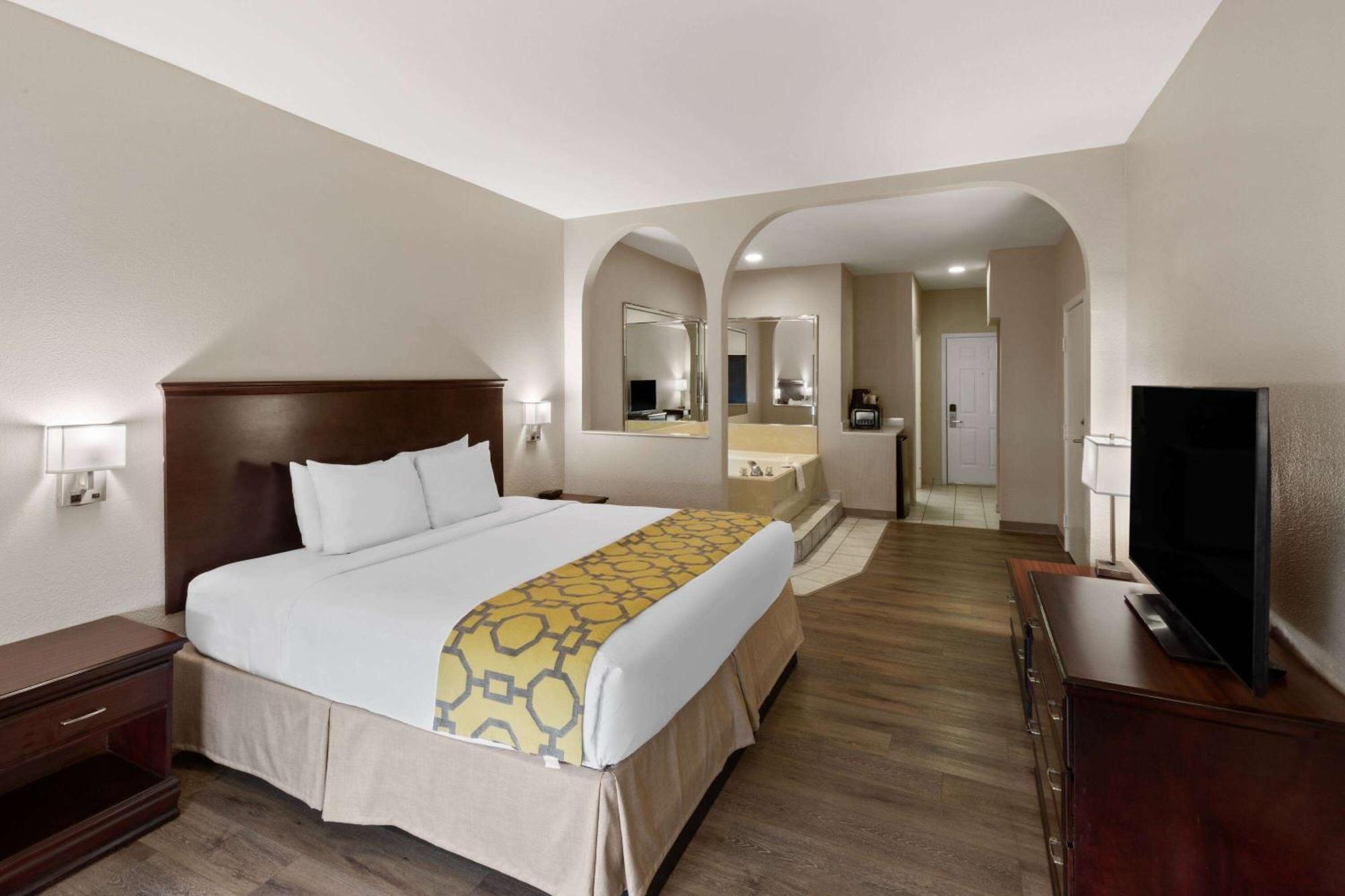 Baymont By Wyndham Houston Brookhollow Extérieur photo