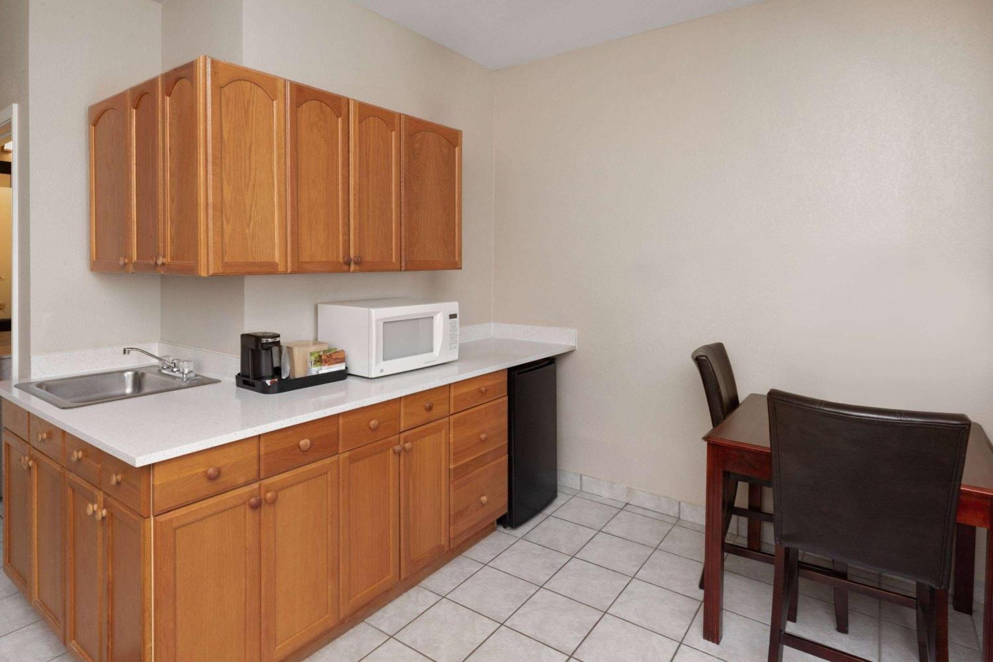 Baymont By Wyndham Houston Brookhollow Extérieur photo