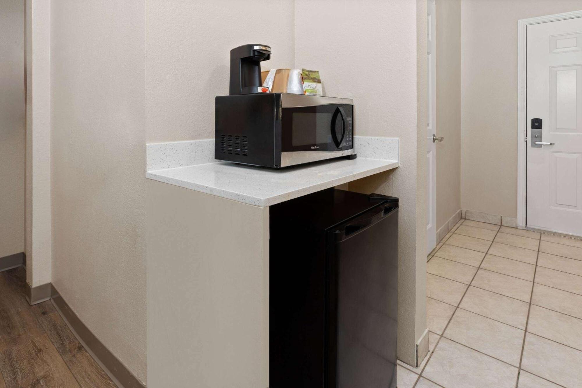 Baymont By Wyndham Houston Brookhollow Extérieur photo